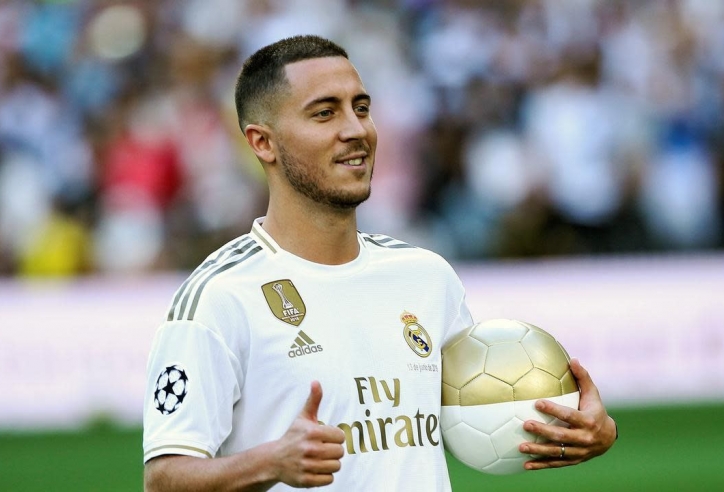 Hazard hôn lên logo Real Madrid trước 50.000 cổ động viên