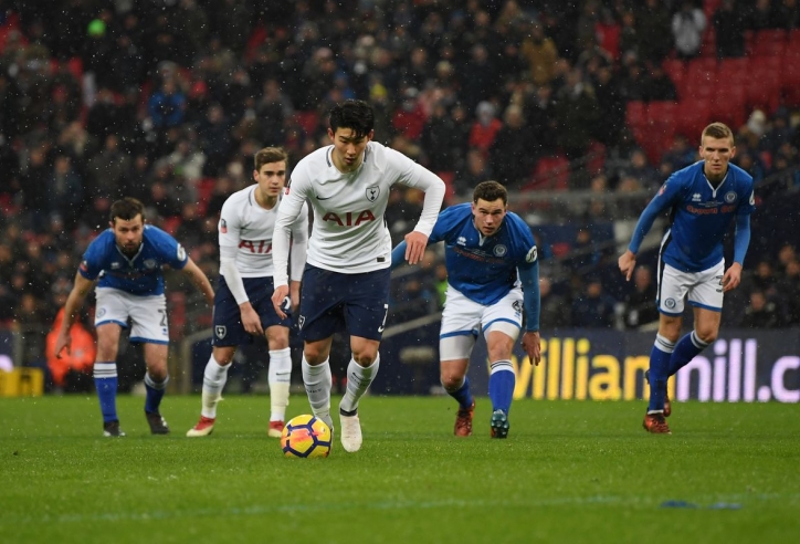 VIDEO: Son Heung-min nhận thẻ vàng khó hiểu sau quả penalty thành công