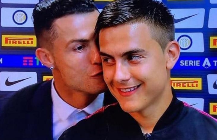 Ronaldo khiến Dybala bối rối khi trao... nụ hôn