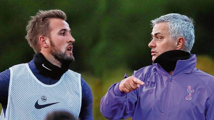 Bí mật nhắn tin cho Harry Kane, Mourinho nói gì?