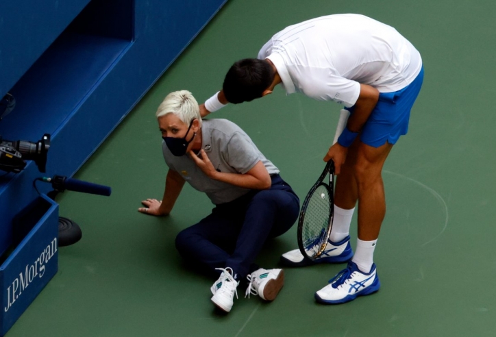 VIDEO: Djokovic đánh bóng vào mặt nữ trọng tài ở US Open