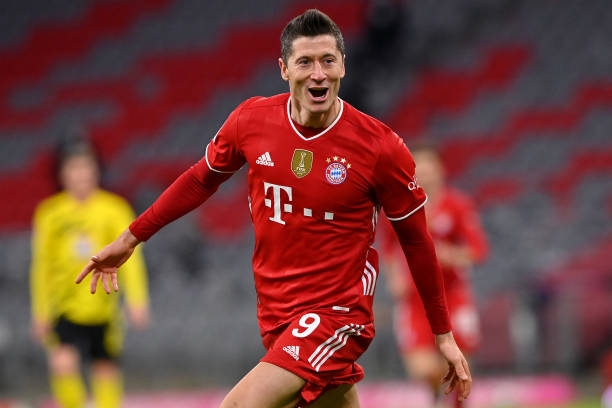 Lewandowski lập hat-trick lu mờ cú đúp của Haaland