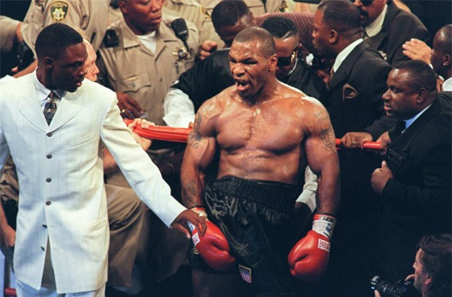 Cái kết thảm cho gã trai dám thách thức Mike Tyson trên phố