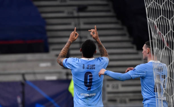 Man City đặt một chân vào tứ kết Champions League