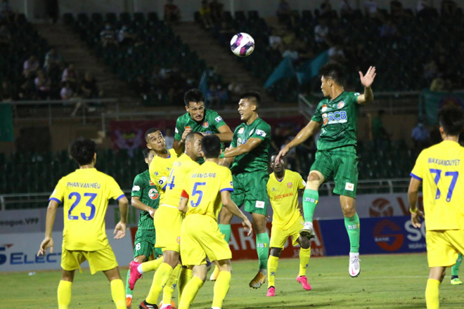 VIDEO: Cười ra nước mắt với pha phản lưới nhà của cầu thủ Sài Gòn FC