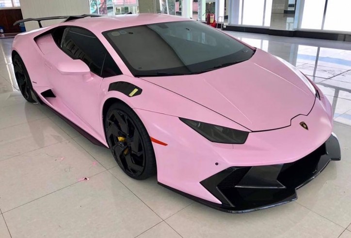 Đại gia Bạc Liêu độ Lamborghini Huracan màu hồng độc đáo