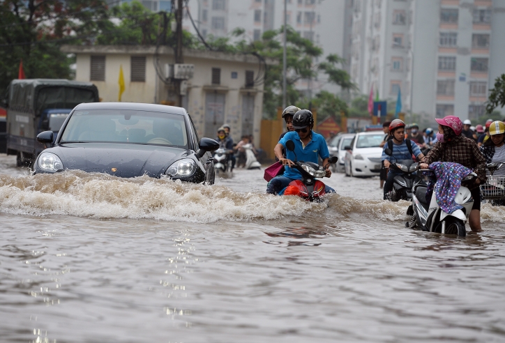 Kinh nghiệm lái xe trong thời tiết mưa bão và cách xử lý sự cố