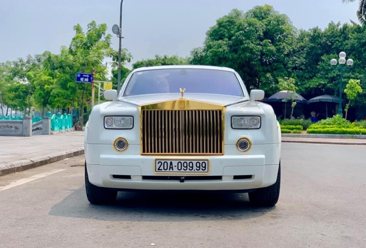 Cận cảnh chiếc Rolls-Royce mạ vàng biển 'tứ quý' 9 giá 13,5 tỷ đồng