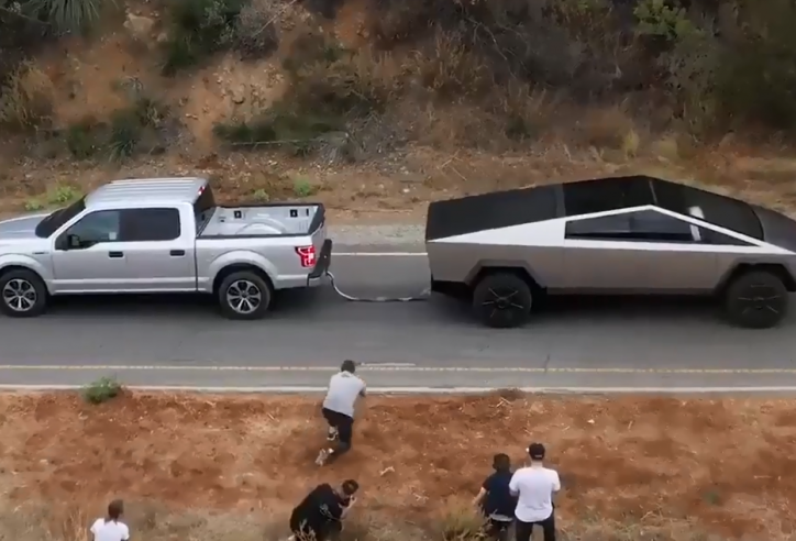 VIDEO: Ford F150 và Tesla Cybertruck đọ sức mạnh và cái kết khó tin