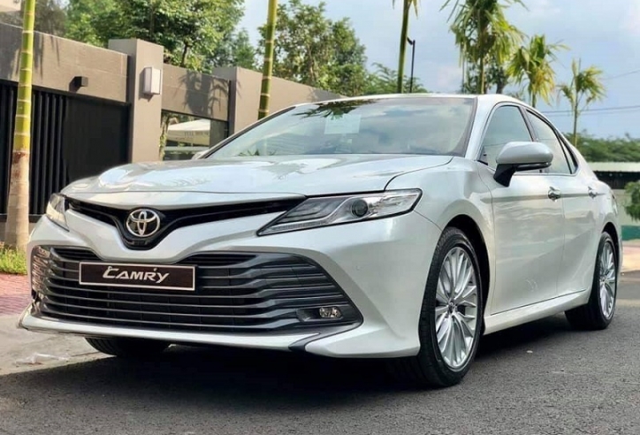 Toyota Camry: Giá lăn bánh 2023, TSKT & đánh giá chi tiết