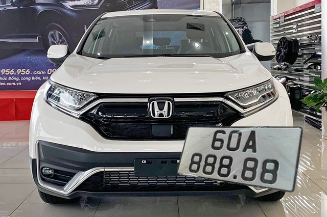 Giá xe Honda CR-V tăng gấp 3 nhờ bấm được biển số 888.88