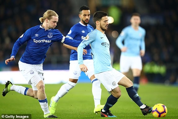 Thắng nhọc Everton, Man City chiếm ngôi đầu