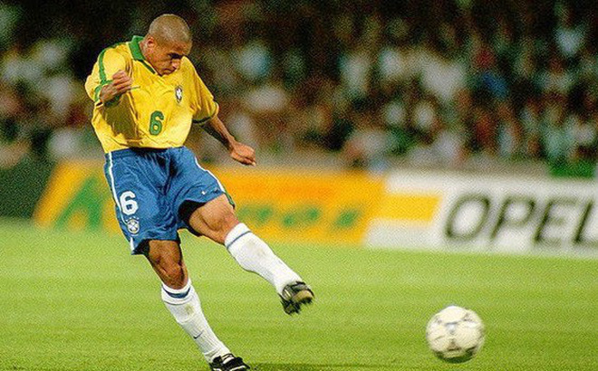 VIDEO: 10 siêu phẩm của hậu vệ huyền thoại Roberto Carlos