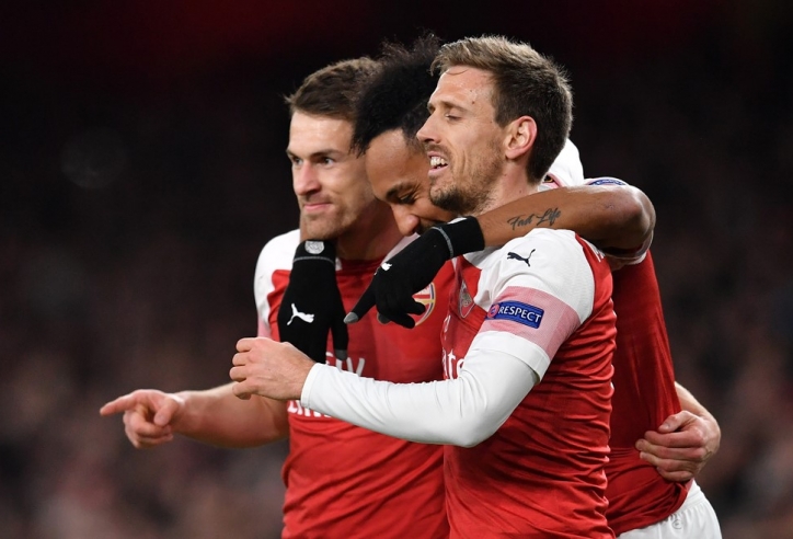 Arsenal đặt một chân vào bán kết Europa League 