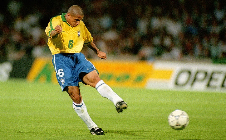 VIDEO: Roberto Carlos tái hiện siêu phẩm 'phản vật lý' ở tuổi 46