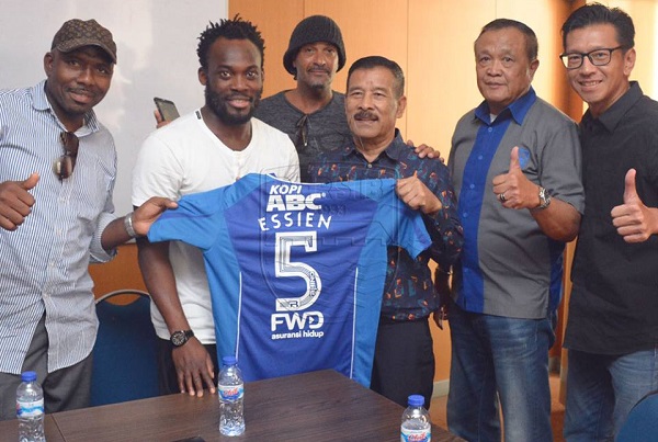 Sau Essien, đội bóng Indonesia quyết mua người cũ Arsenal