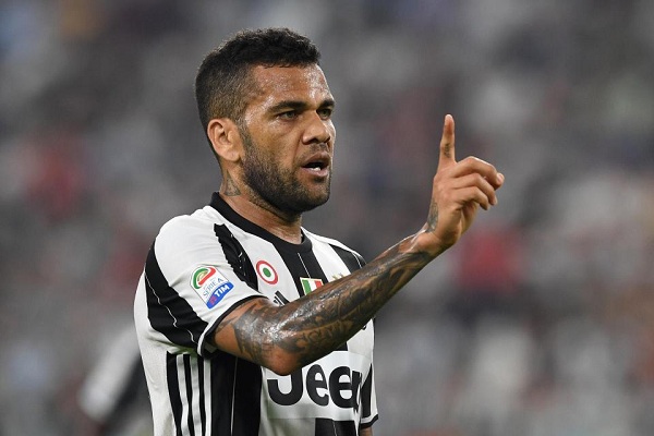 Dani Alves trên đường gia nhập Premier League?