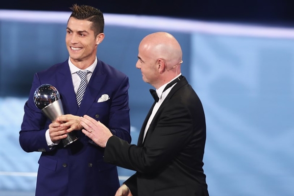 Ronaldo nói gì khi nhận giải Cầu thủ xuất sắc nhất FIFA 2016?