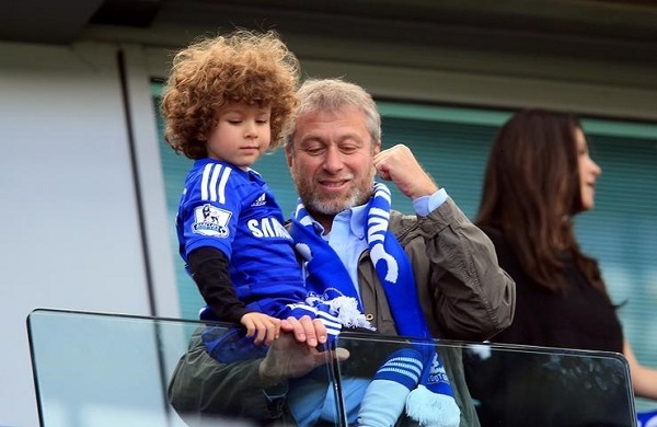 Chelsea của Abramovich đã qua thời dùng 'tiền mua danh hiệu'