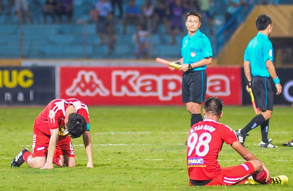 Văn Toàn chực khóc, Xuân Trường đổ gục xuống sân trong ngày HAGL bị loại