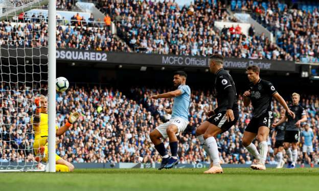 Man City đại thắng Burnley với một 'bàn tay nhỏ'