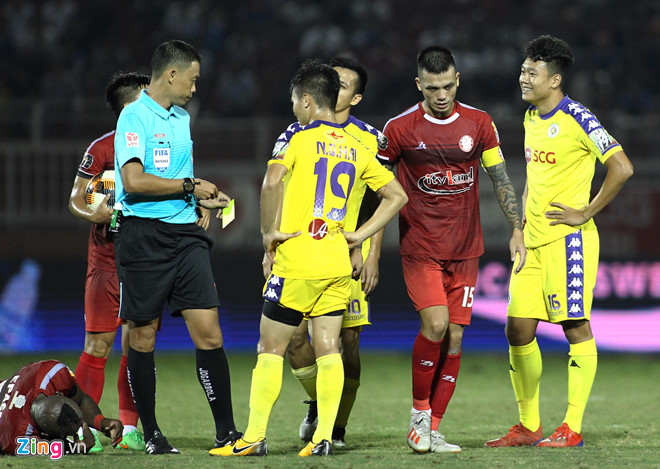 VIDEO: Tình huống gây tranh cãi trong trận đấu TPHCM vs Hà Nội