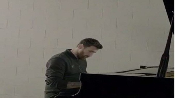 VIDEO: Messi trổ tài đánh piano cực hay