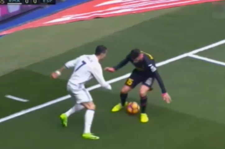 VIDEO: Ronaldo tái hiện lại pha xâu kim 'ảo thuật' của Ronaldinho