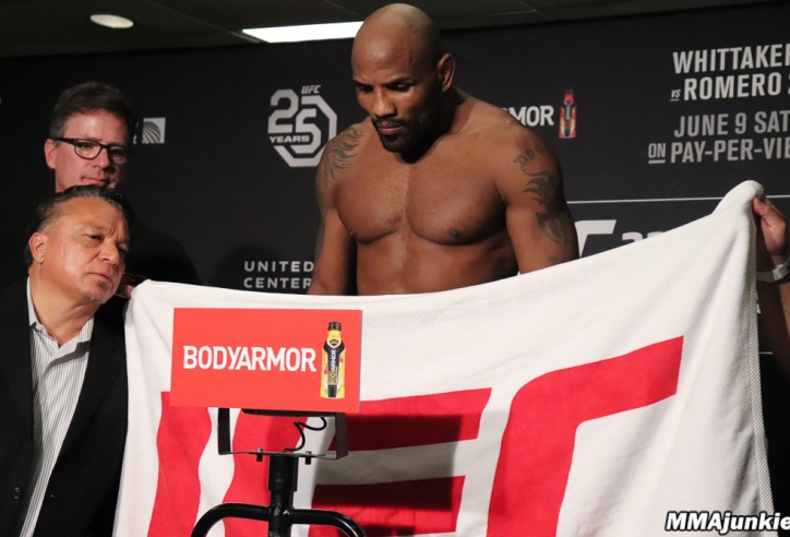 Yoel Romero trở thành võ sĩ đầu tiên lố cân 2 trận tranh đai liên tiếp. 