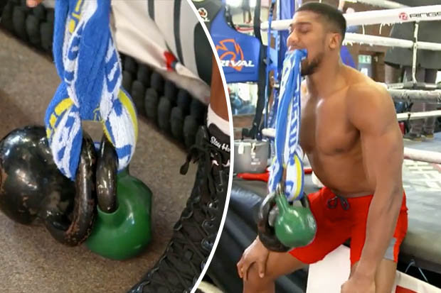 VIDEO Bài tập cổ 'cực dị' của Anthony Joshua với tạ nặng 20kg