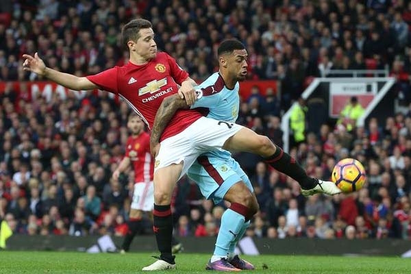 Man Utd tiếp tục bám đuổi MC bằng trận thắng Burnley