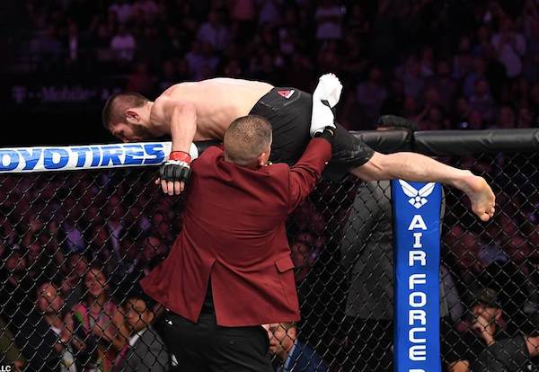 Hành động điên rồ, Khabib có thể bị tước đai vô địch