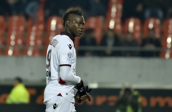 VIDEO: Balotelli lần thứ 3 nhận thẻ đỏ mùa giải năm nay