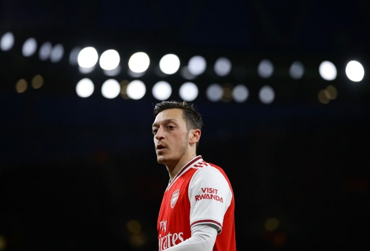 Arsenal chấm dứt hợp đồng với Ozil