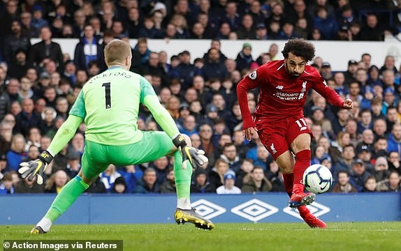 Chia điểm với Everton, Liverpool mất ngôi đầu bảng