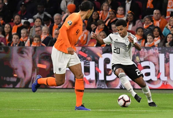 Fan phát cuồng vì pha rê bóng của Gnabry vượt qua Van Dijk 