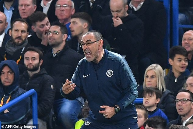 HLV Sarri đã mê tín như thế nào trước loạt penalty định mệnh?