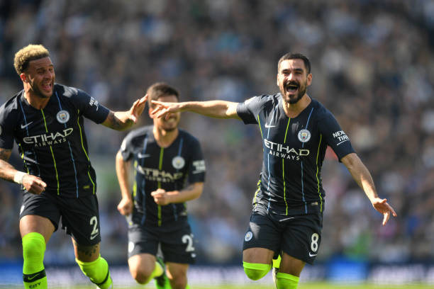 VIDEO: Pha sút phạt đẳng cấp của Gundogan nâng tỉ số lên 4-1