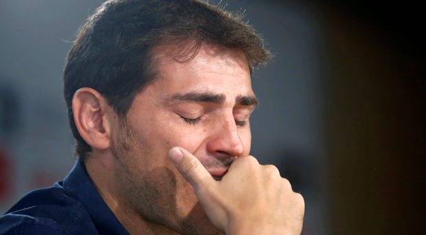 Sau cơn đau tim, Iker Casillas nhận cú sốc thứ hai