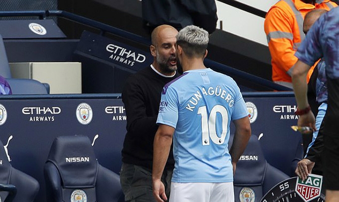 Pep và Aguero khẩu chiến gần 1 phút trong ngày VAR can thiệp