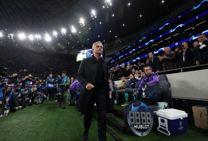 Mourinho hành động 'đốn tim' fan tại Champions League