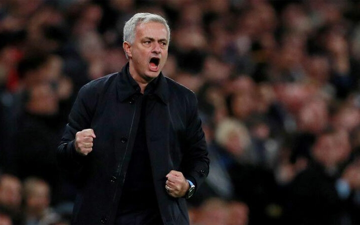 Mourinho lại 'gây bão' với hành động xấu xí đầu năm mới 