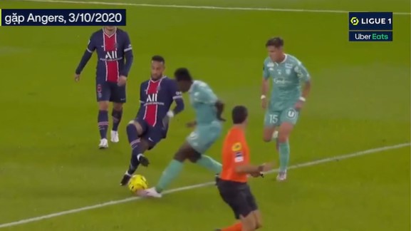 VIDEO: Neymar lại chọc tức đối phương với kĩ năng xỏ háng kinh điển