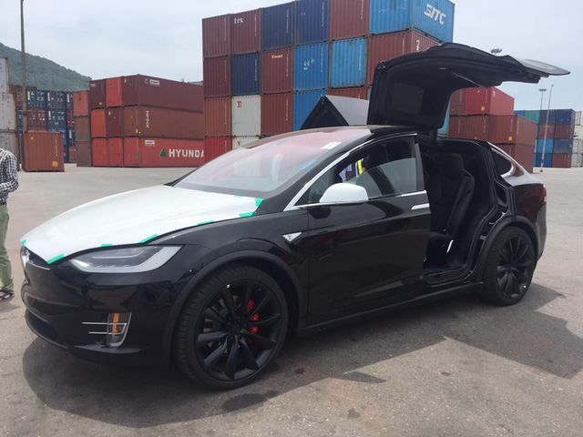 Tesla Model X P100D đầu tiên cập bến Việt Nam