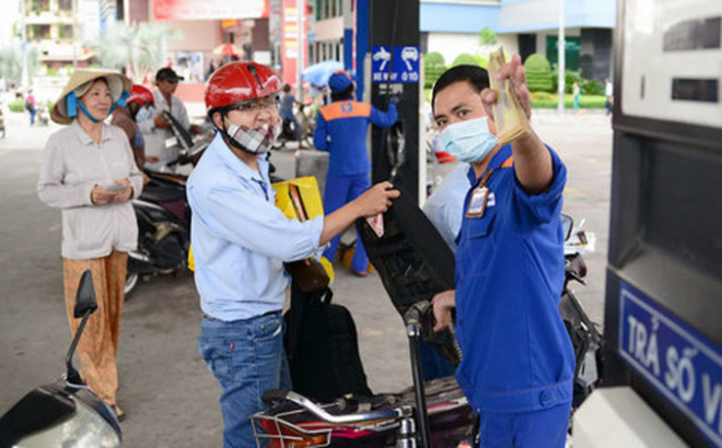 Sao dân phải chịu trách nhiệm 'gánh' thêm 8000đ thuế xăng?