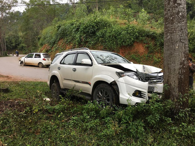 Toyota Fortuner vẫn không bung túi khí dù bị đâm nát đầu