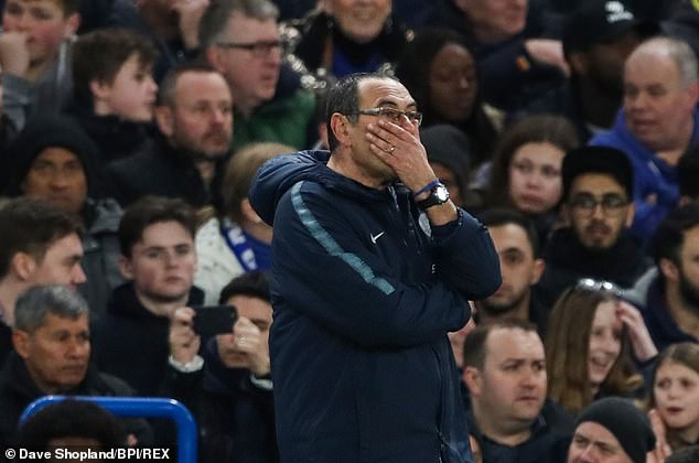 Bị MU loại khỏi FA Cup, HLV Sarri bị CĐV lăng mạ