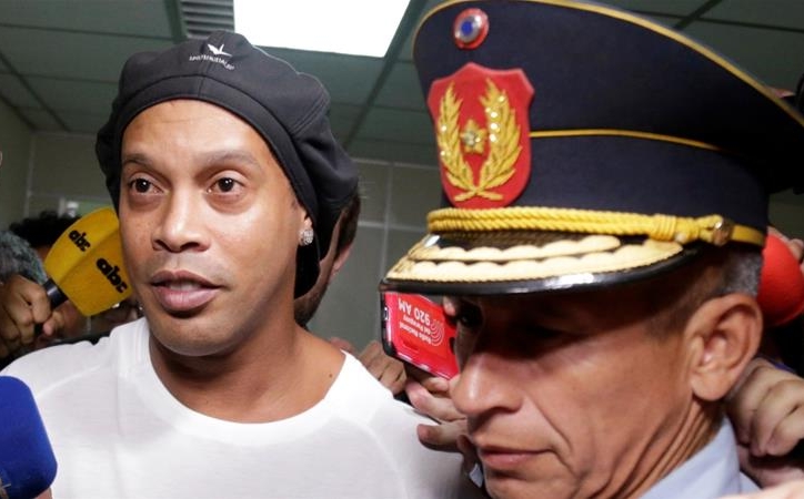 'Ronaldinho đang bị suy sụp trong tù'