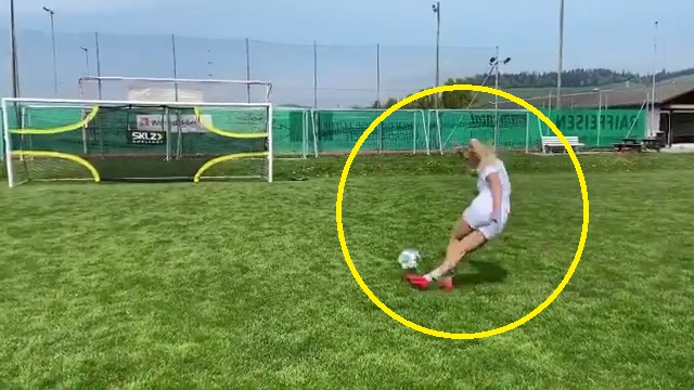 VIDEO: Nữ cầu thủ xinh đẹp gây sốt với bàn thắng kiểu rabona