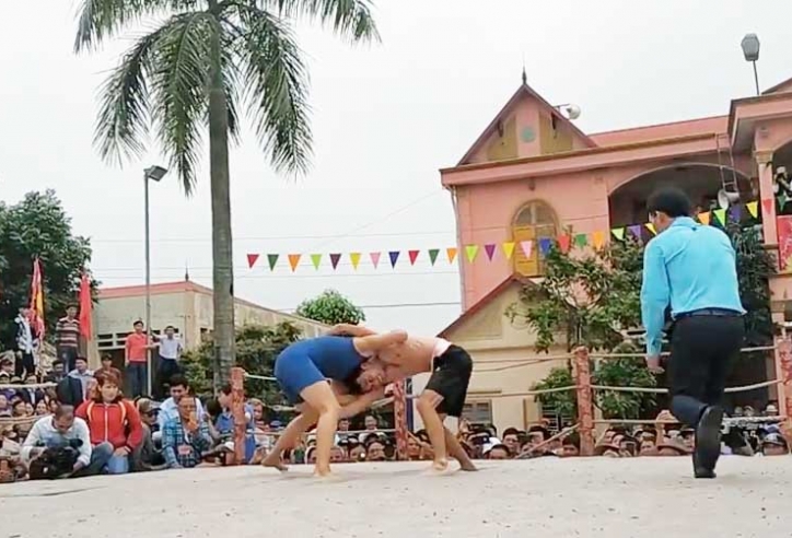 Nữ đô vật chuyên nghiệp thách đấu trai làng và cái kết ngỡ ngàng